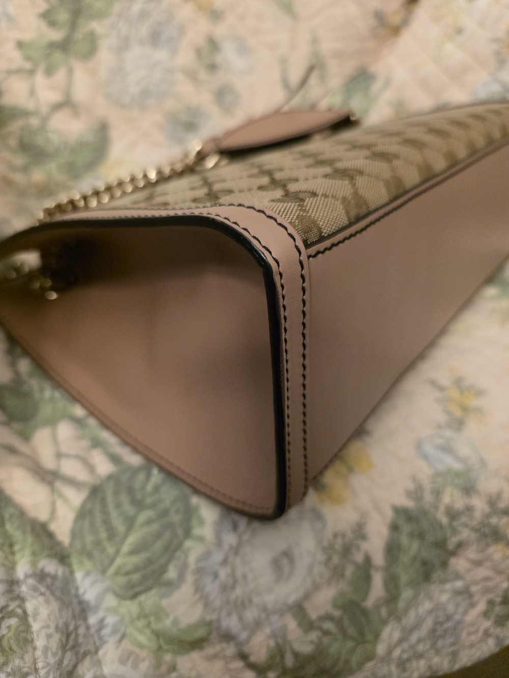 **Authentic** Gucci Emily GG Logo Canvas Chain Shoulder Tote with Tassel - Picture 7 of 14
